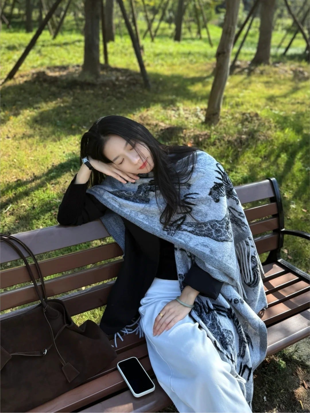 29. Tư thế ngồi tựa ghế, nhắm mắt thư giãn