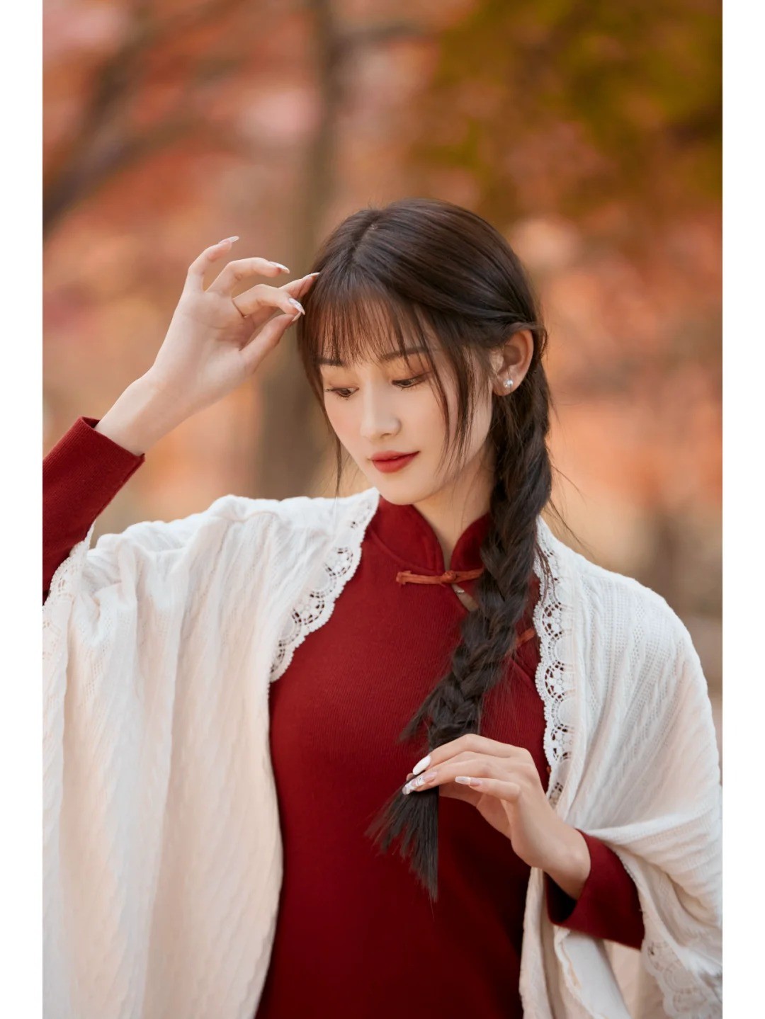 30. Tư thế tay vuốt tóc, ánh mắt dịu dàng