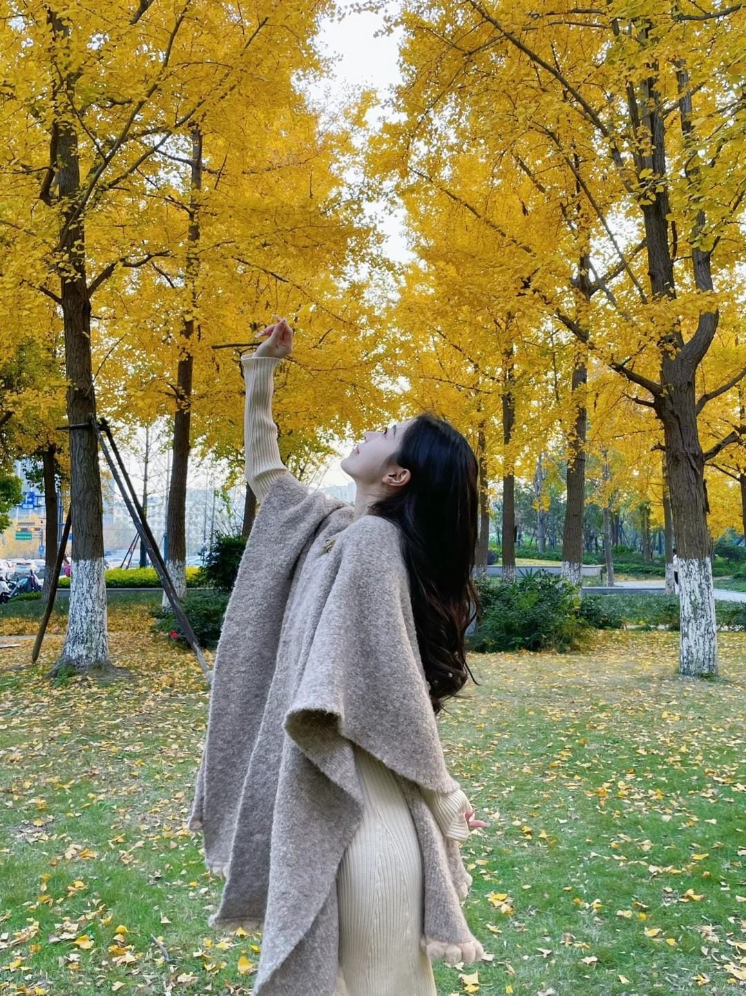 30. Tư thế tay vuốt tóc, ánh mắt dịu dàng