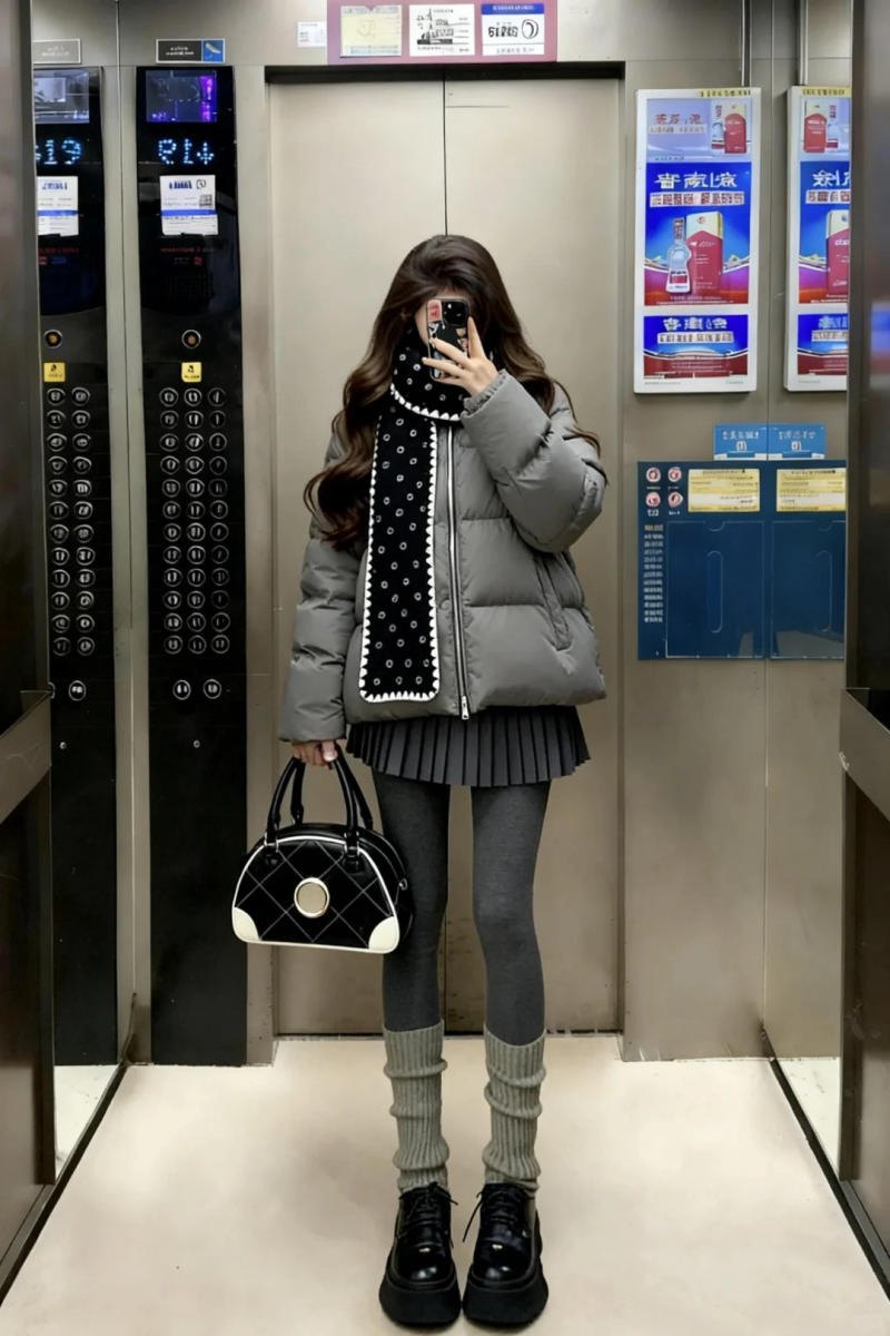 Phối cùng chân váy và quần tất