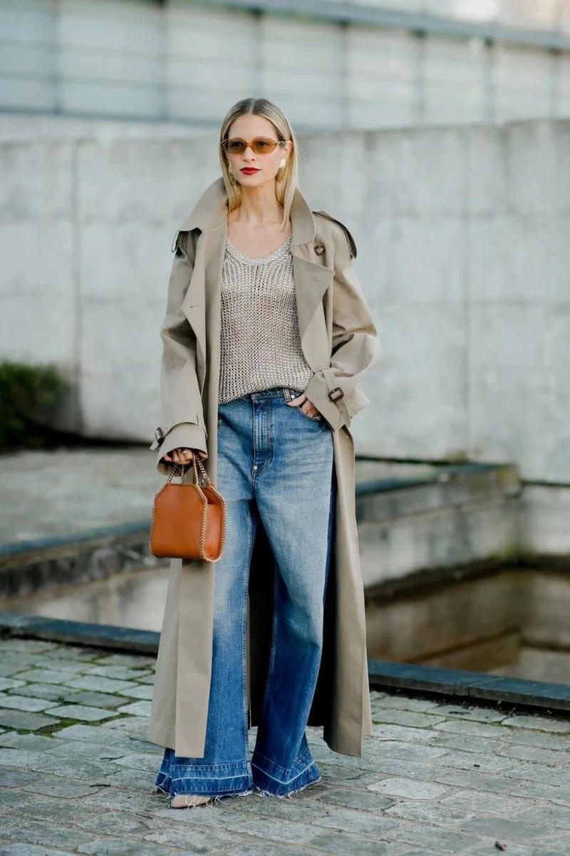 Blazer hoặc Áo măng tô + Áo Len Cổ Tim