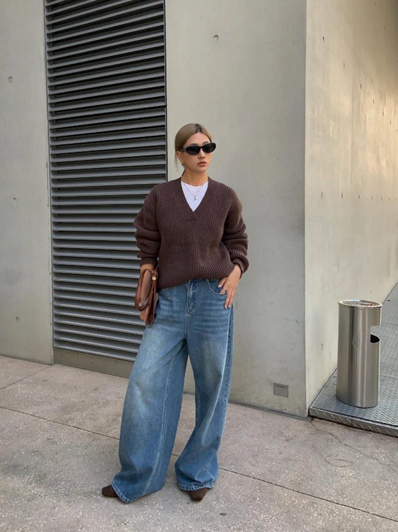 Áo phông trắng basic + Áo Len Cổ Tim