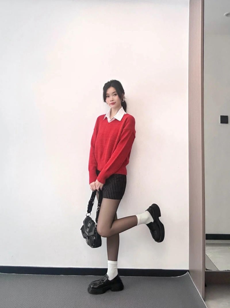 Quần Short và quần tất + Áo Len Cổ Tim