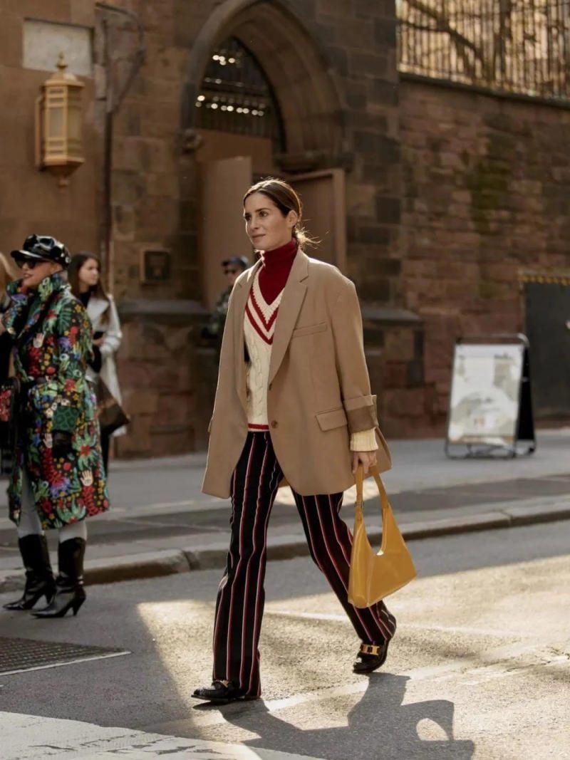 Blazer hoặc Áo măng tô + Áo Len Cổ Tim