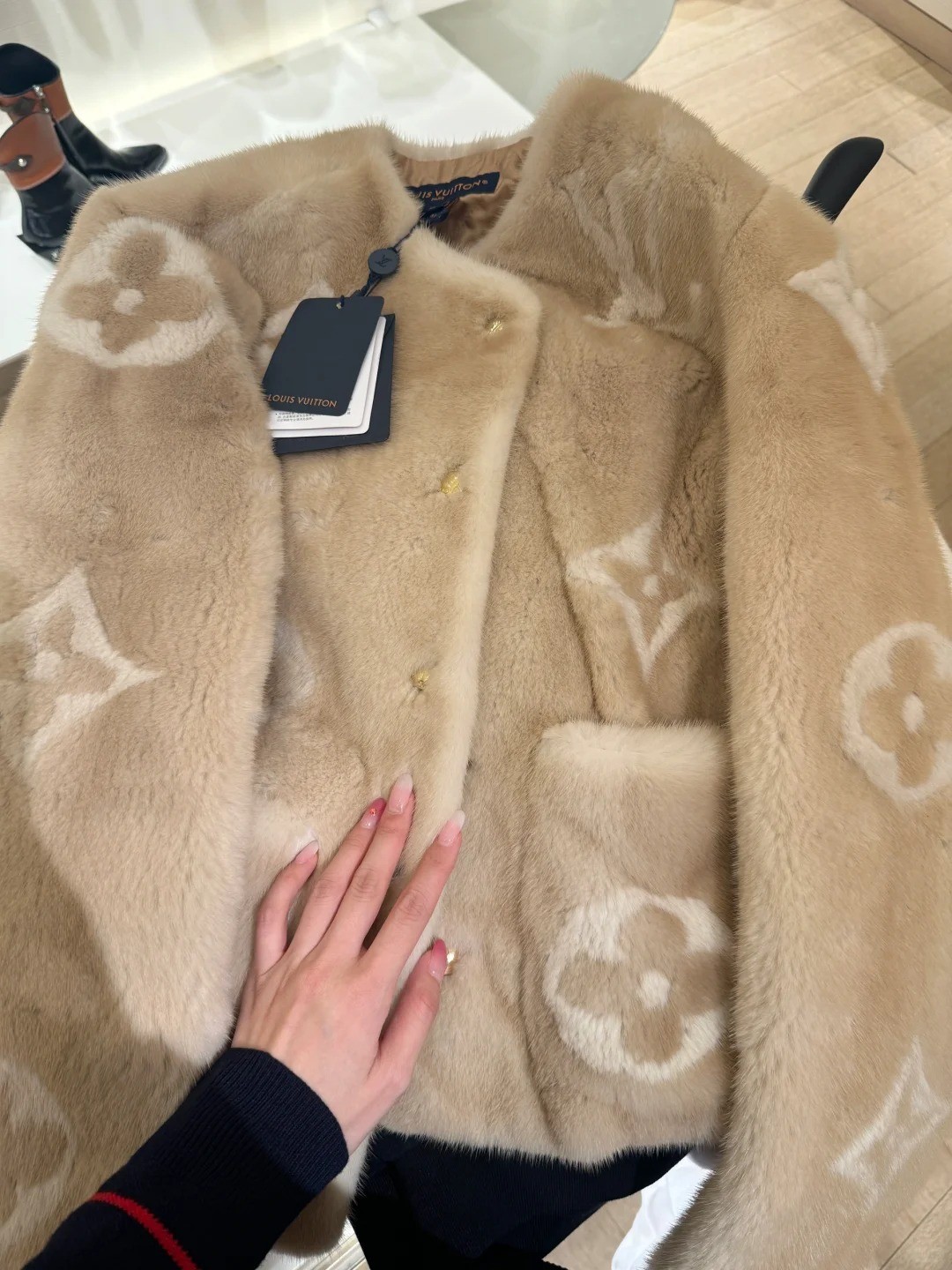 Hướng dẫn cách chọn mua và phân biệt áo lông thú thật - giả