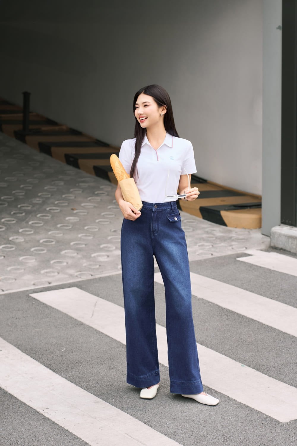 Quần jean kết hợp&nbsp;áo thun đi giày búp bê