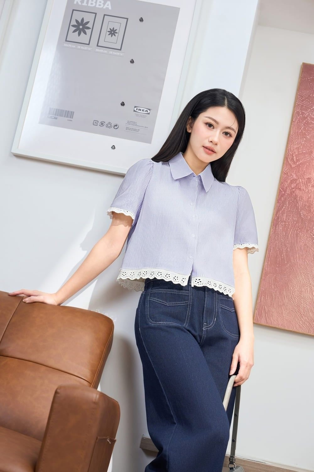 Áo sơ mi thô sọc xanh phối ren điệu đà