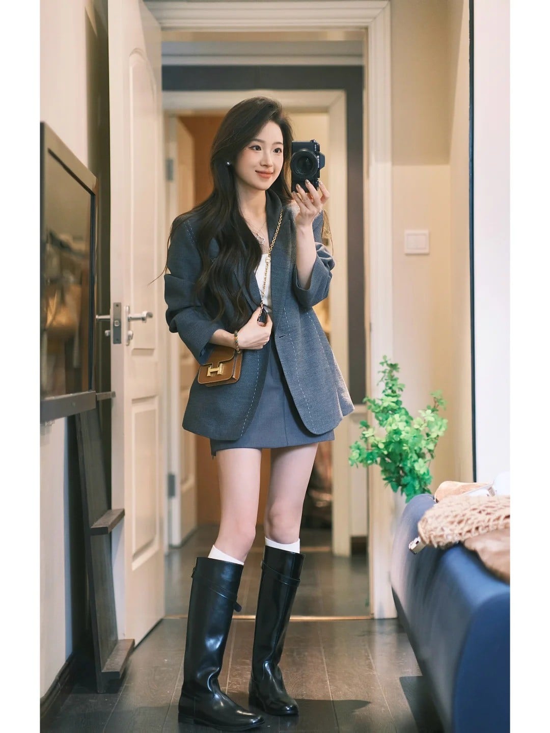 Áo vest trắng khoác ngoài váy lụa satin