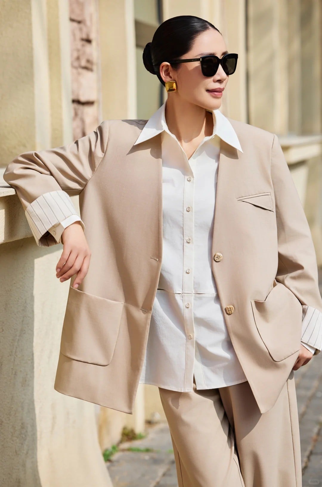 Áo vest trắng khoác ngoài váy lụa satin