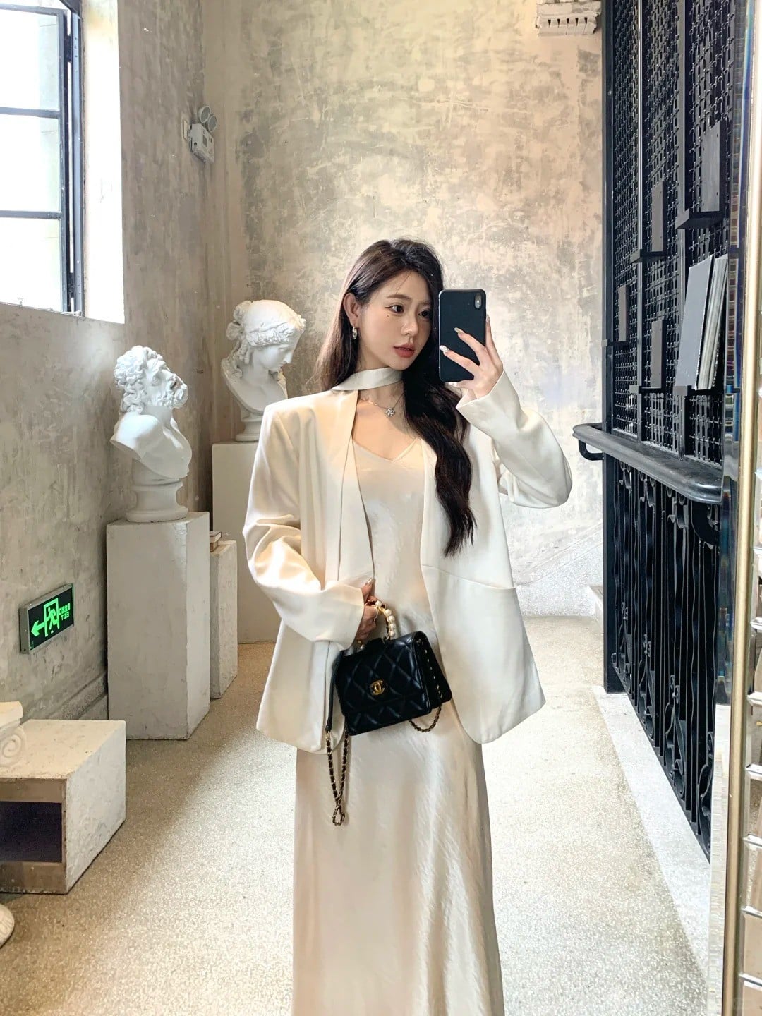 Áo vest trắng khoác ngoài váy lụa satin