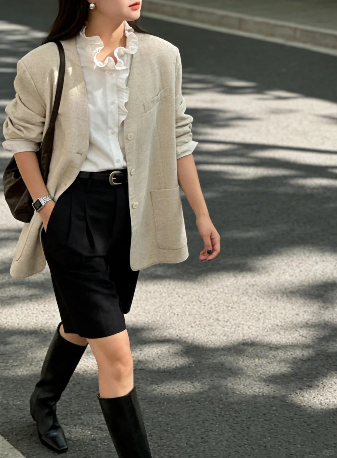Áo vest màu be phối quần shorts năng động