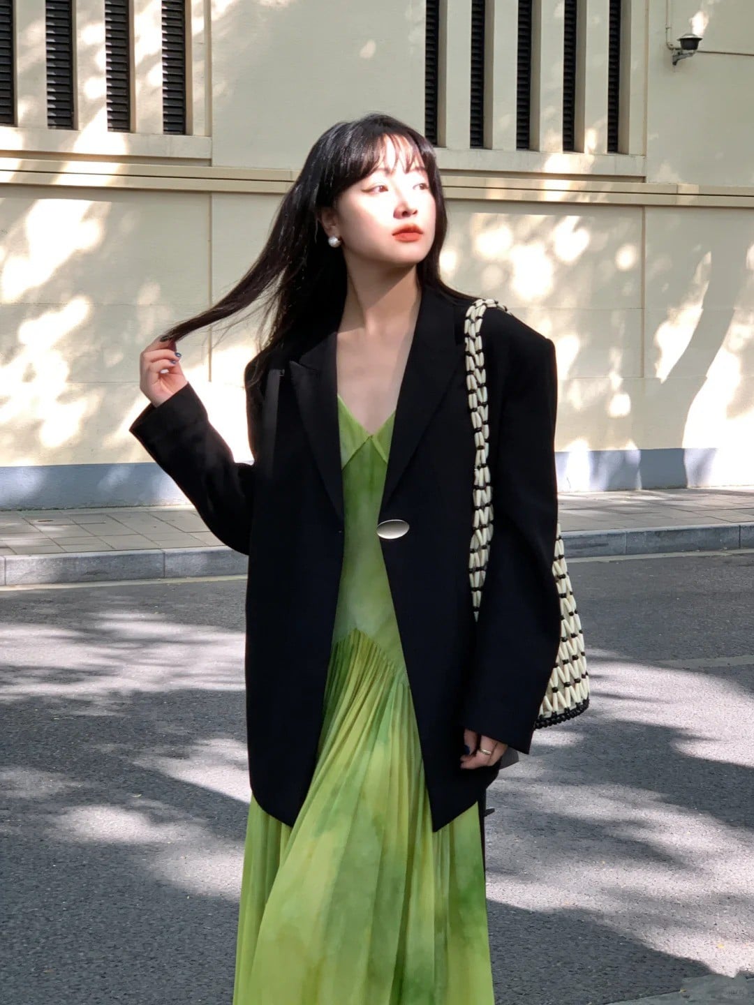 Áo vest đen oversized và váy maxi lụa