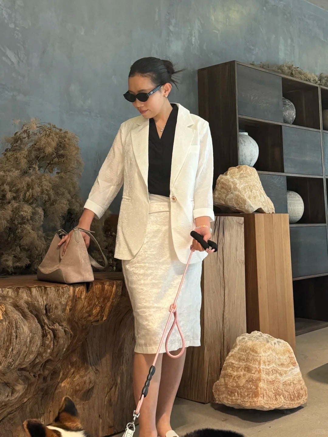 Áo vest trắng phối chân váy thanh lịch