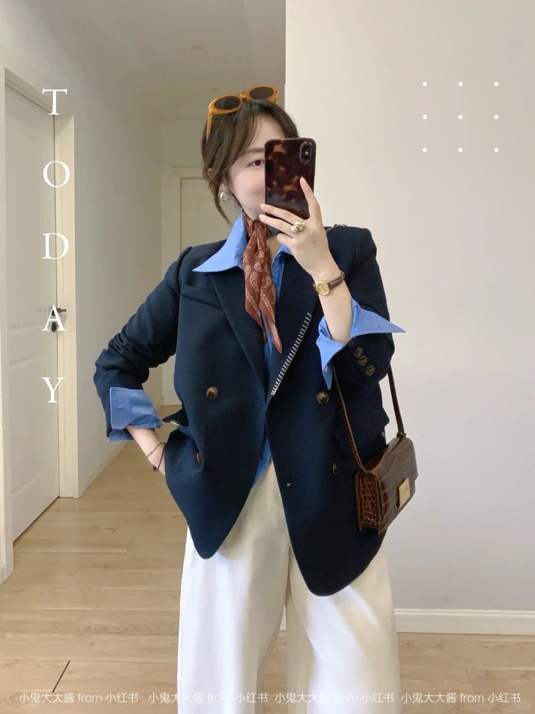 Áo vest xanh navy phối khăn lụa tri thức