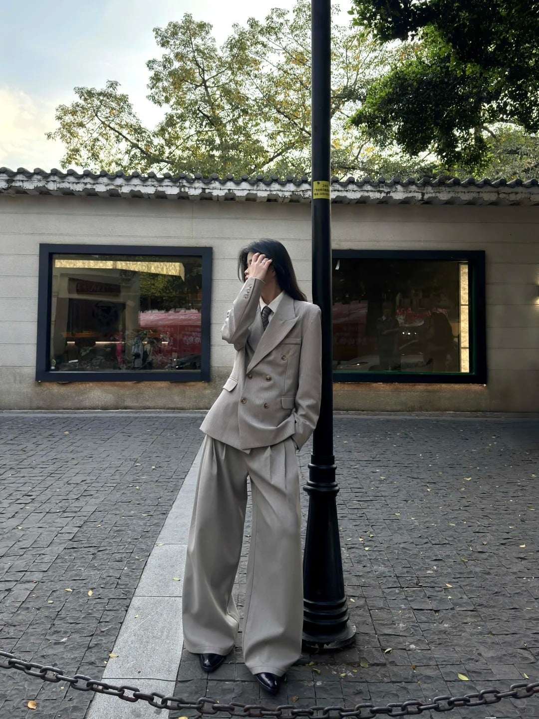 Bộ suit màu xám kẻ sọc quyền lực
