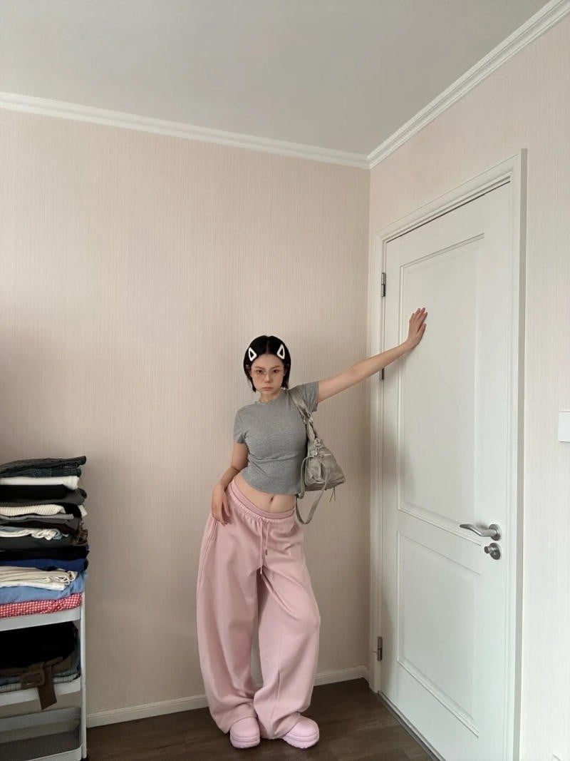 Quần hồng phối áo màu gì vừa xinh vừa trendy?