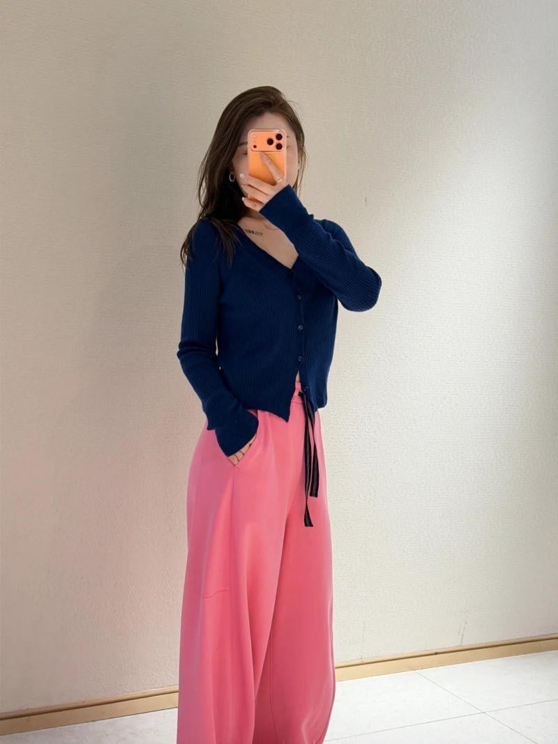 Quần hồng phối áo màu gì vừa xinh vừa trendy?
