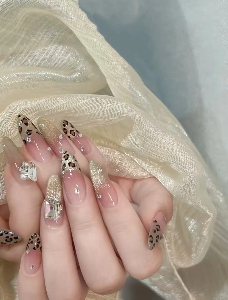 mẫu nail móng nhọn tròn