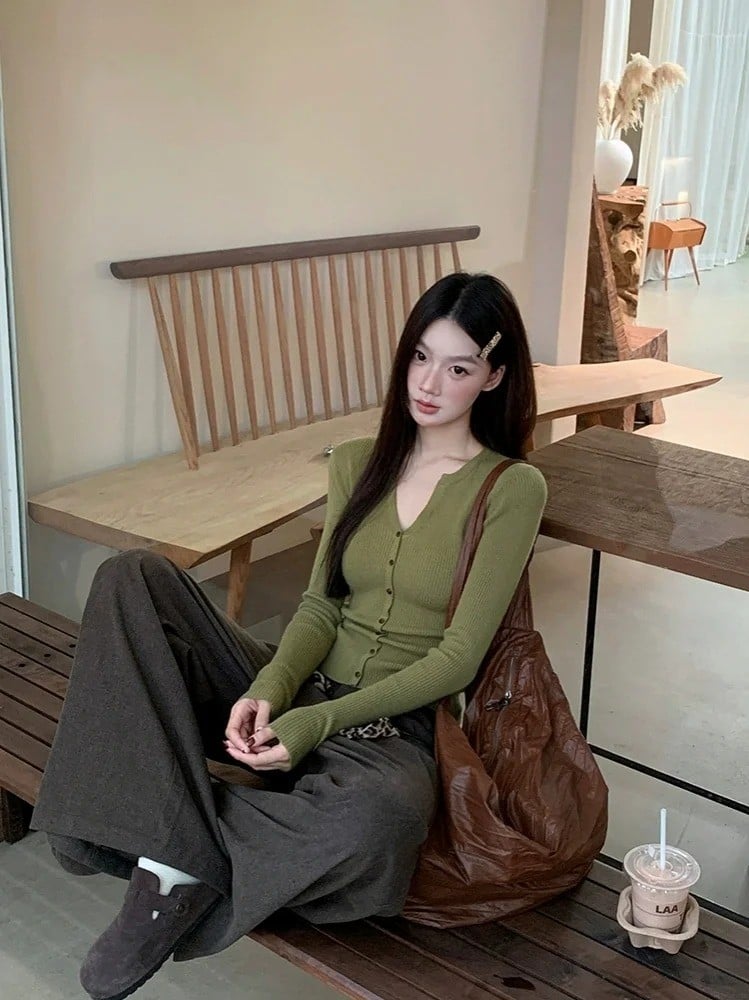 ao-mau-xanh-reu-phoi-voi-quan-mau-gi