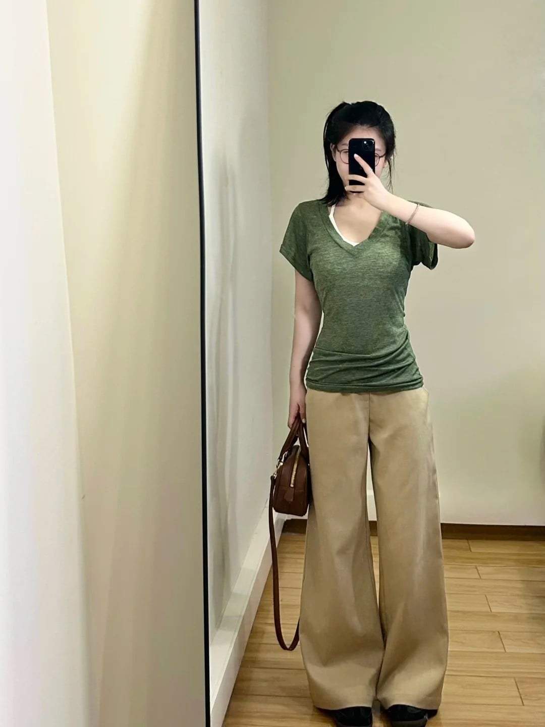 ao-mau-xanh-reu-phoi-voi-quan-mau-gi