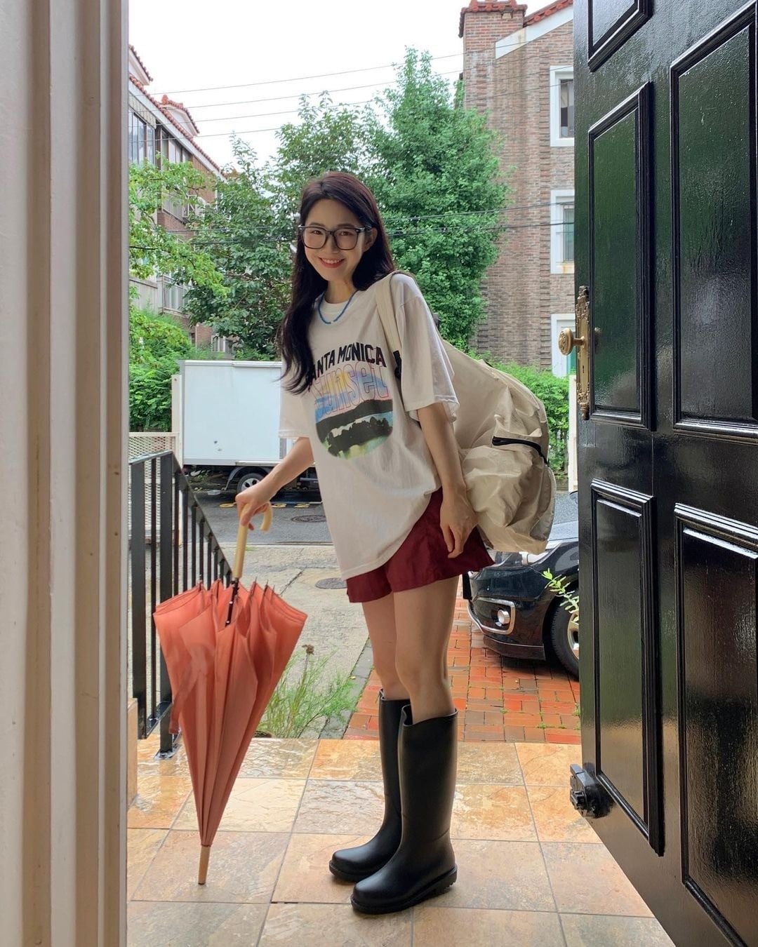 Áo thun, quần short và ủng cao su cổ điển