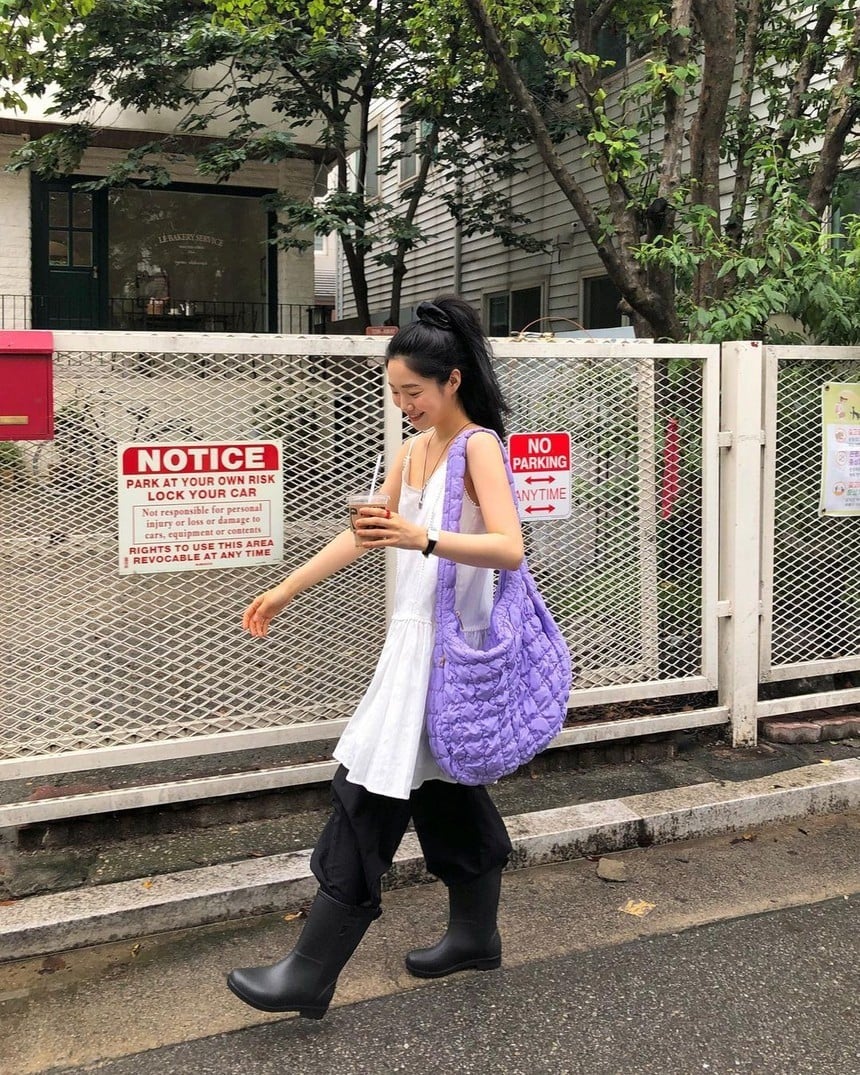 Layer độc đáo với đầm trắng, quần đen và ủng