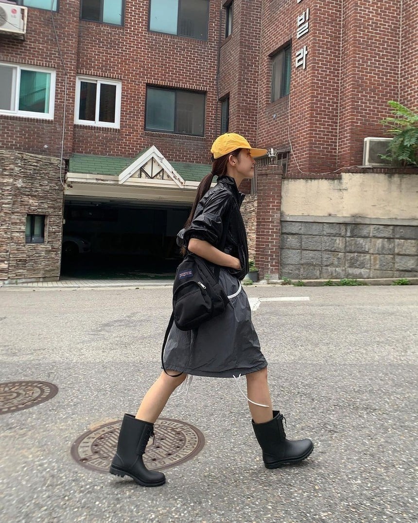 Phong cách sporty-chic với áo gió và chân váy