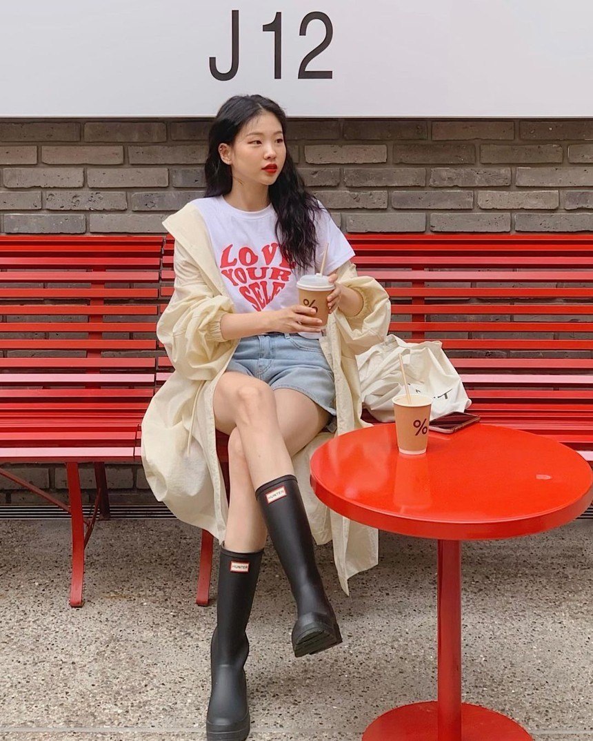 Năng động ngày hè với áo khoác mỏng và ủng Hunter