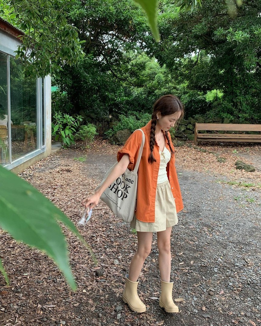 Tươi tắn với sơ mi cam và ủng đi mưa màu be