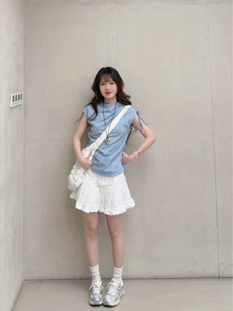 mặc chân váy đi giày thể thao