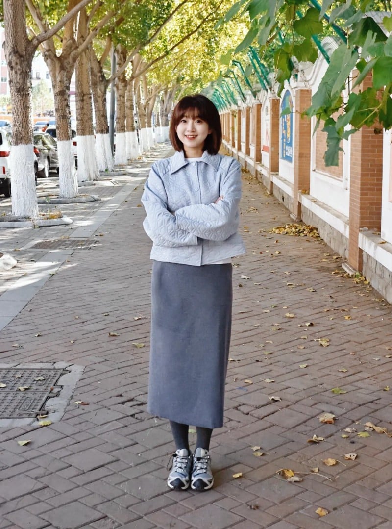 mặc chân váy đi giày thể thao