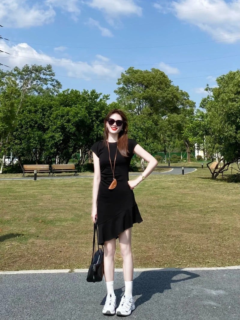 mặc chân váy đi giày thể thao