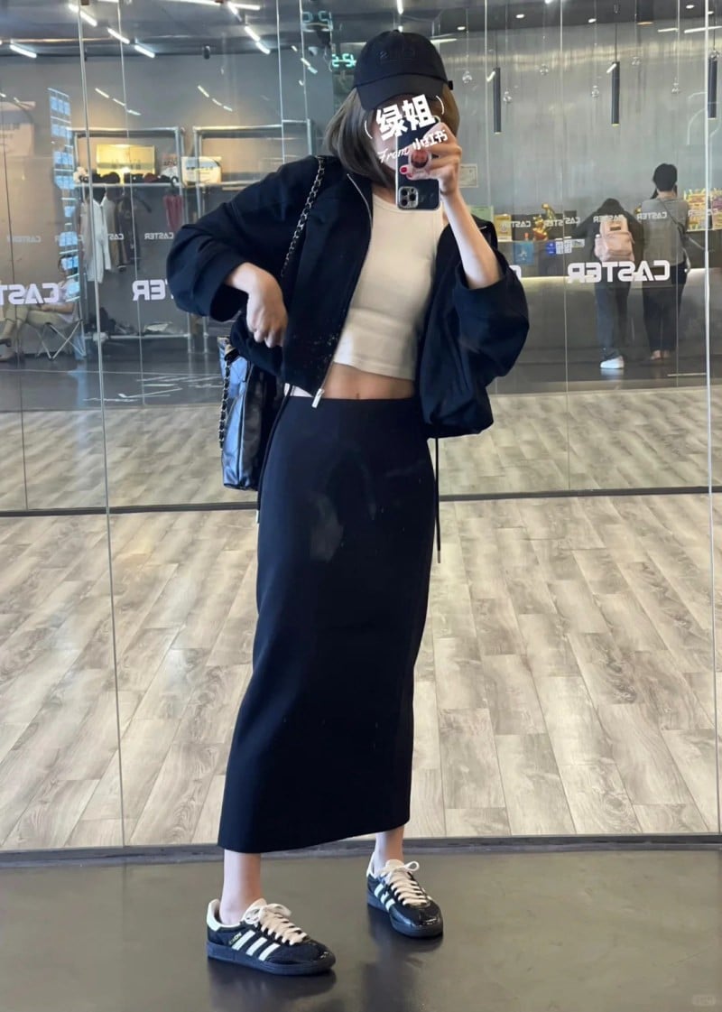 mặc chân váy đi giày thể thao