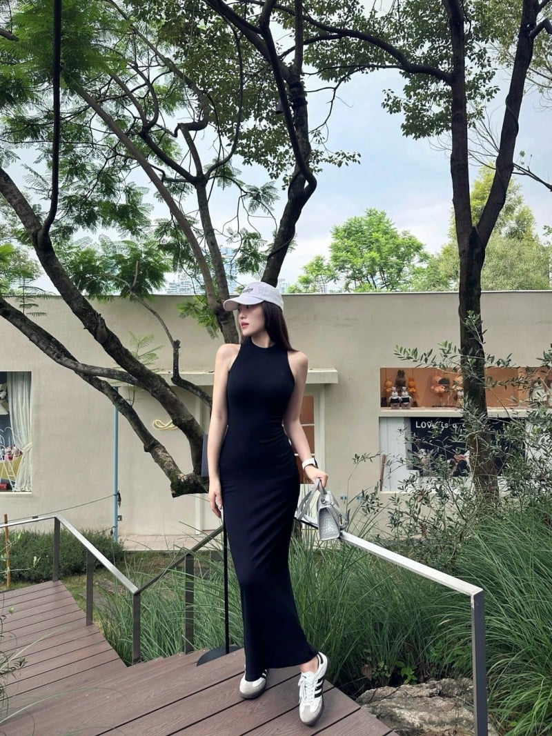 mặc chân váy đi giày thể thao