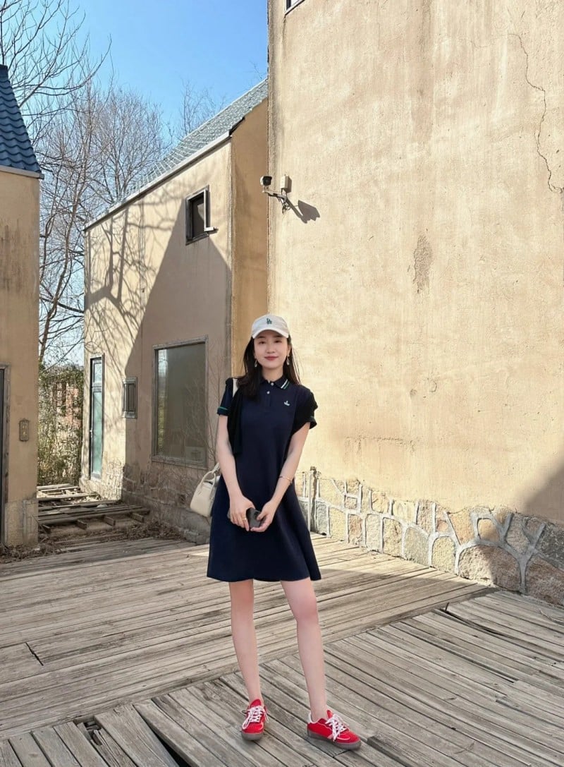 mặc váy đi giày thể thao