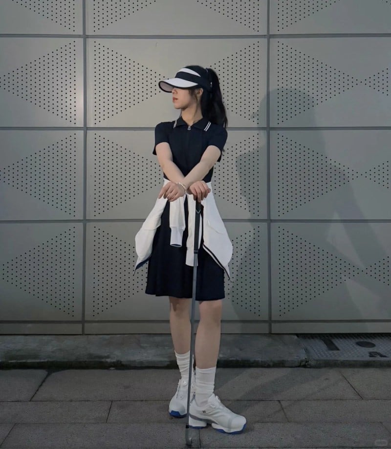 mặc váy đi giày thể thao