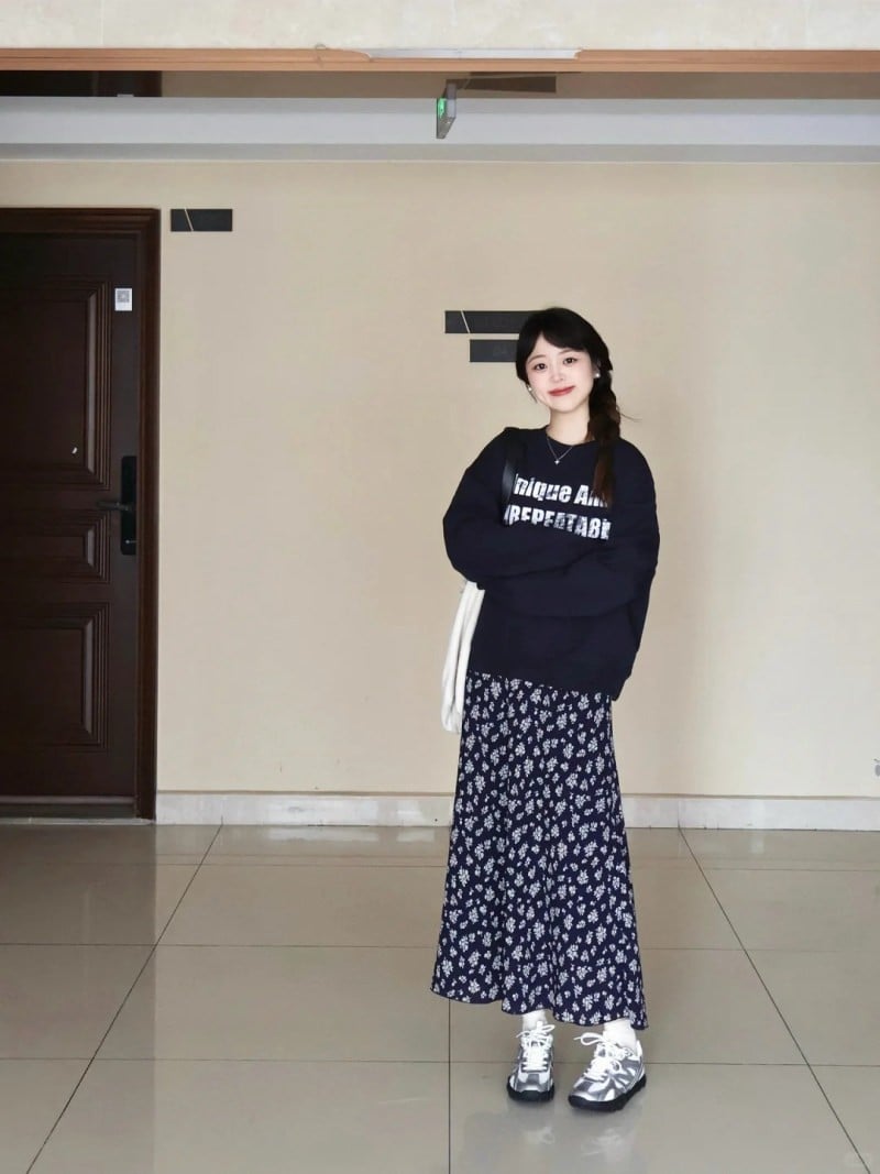 mặc váy đi giày thể thao