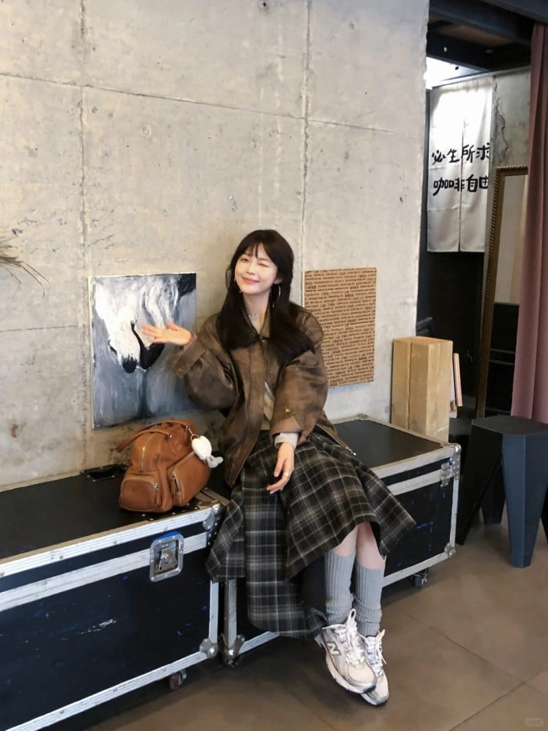 mặc váy xòe đi giày thể thao