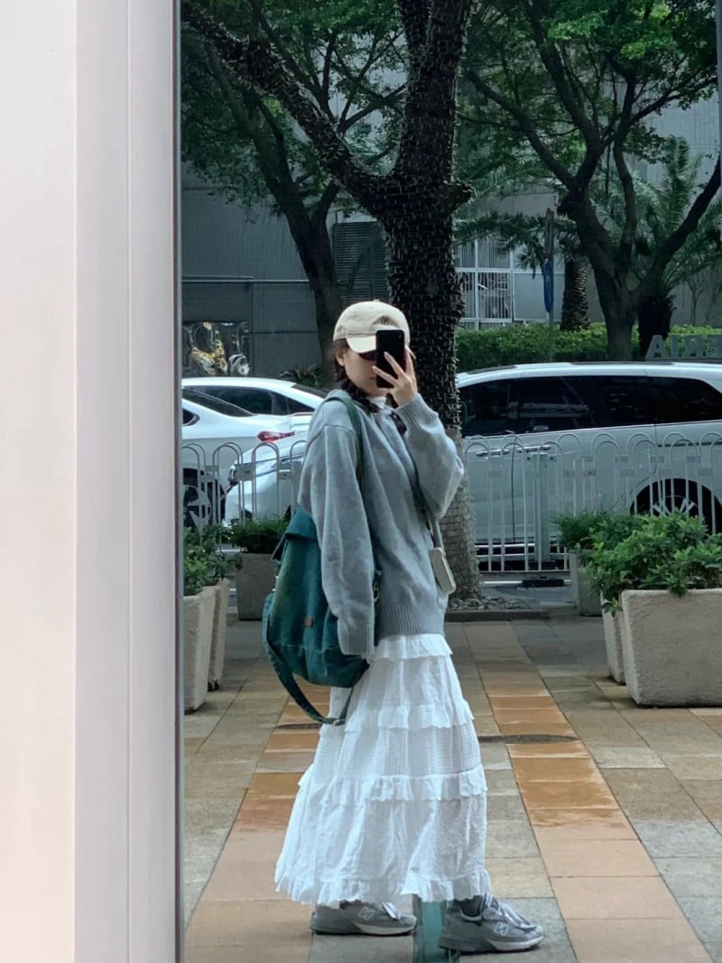 mặc váy xòe đi giày thể thao