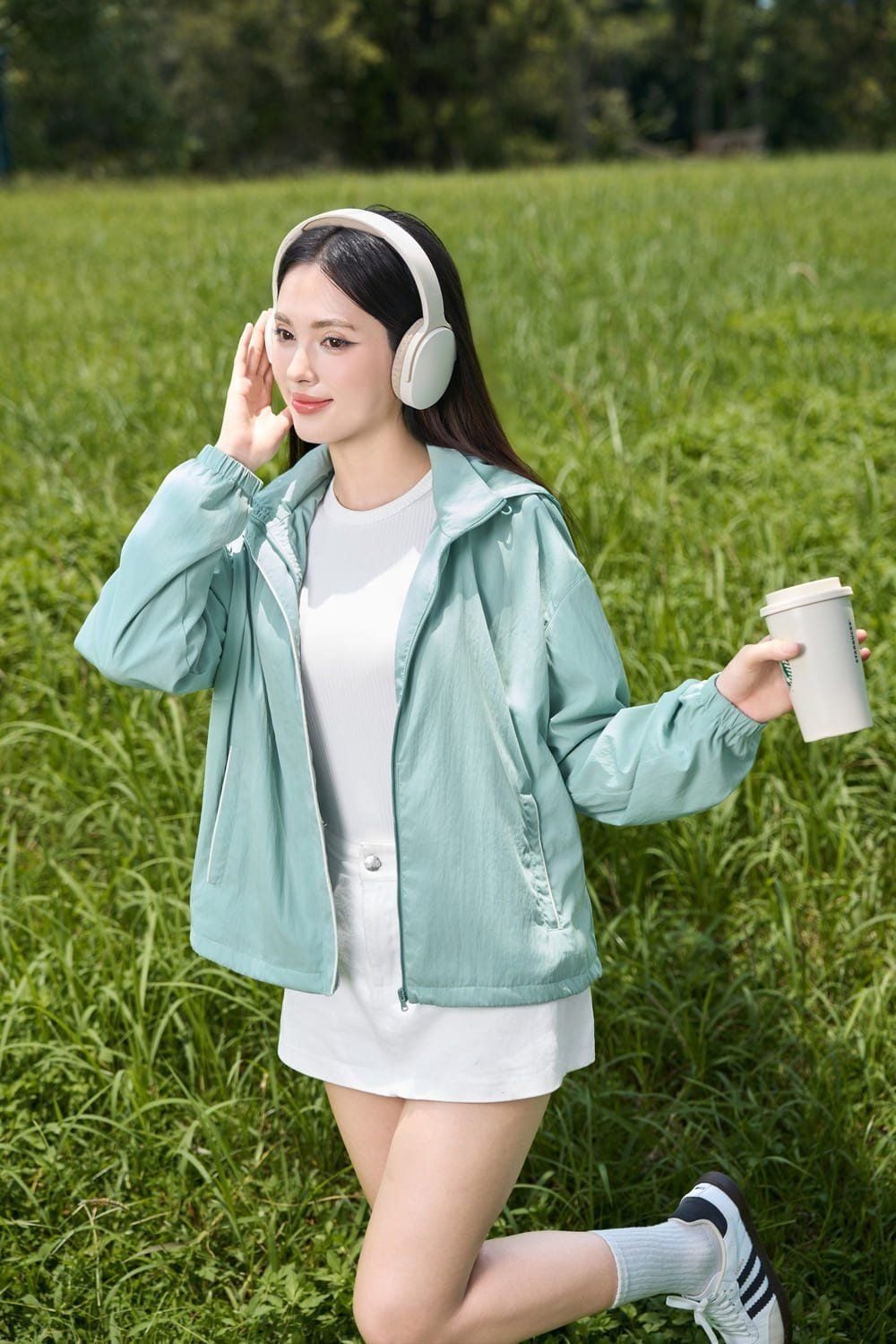 Hướng dẫn cách giặt áo gió để luôn như mới cho chị em