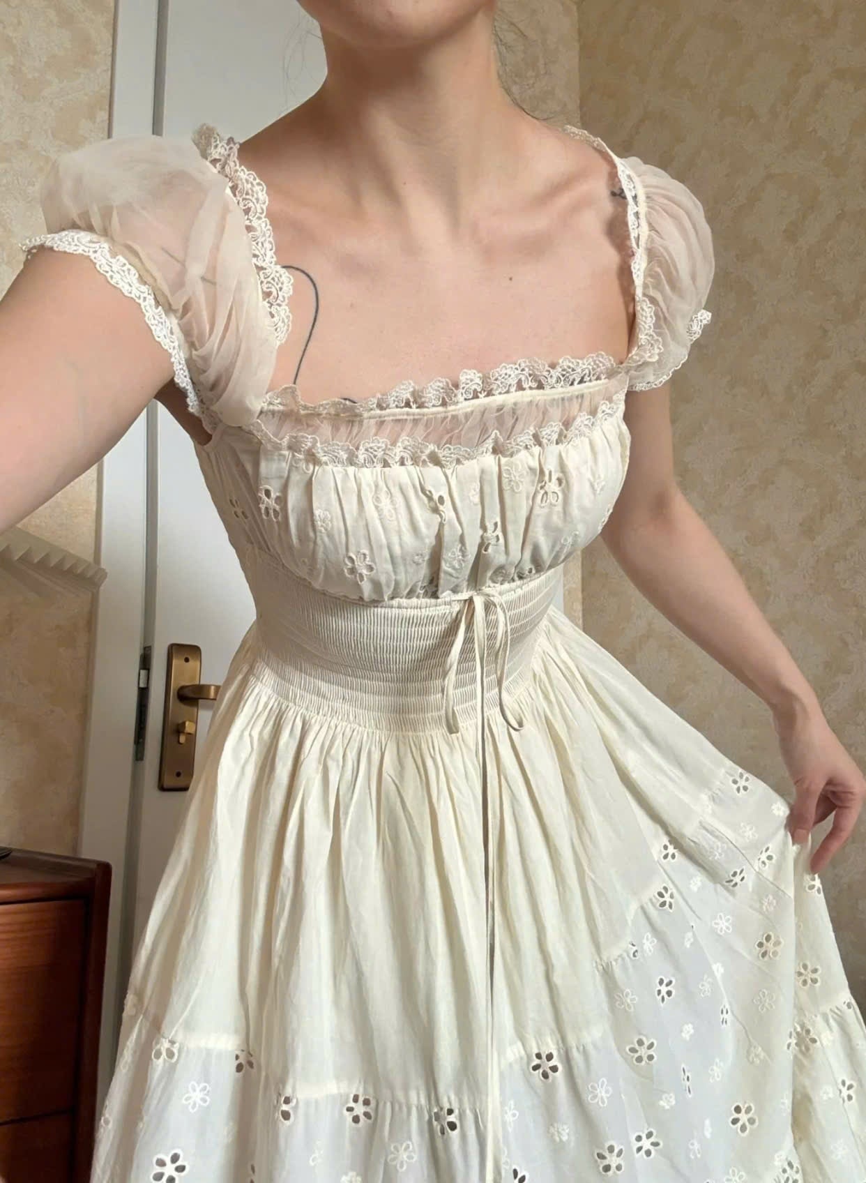 Váy babydoll tay phồng chất liệu voan phối ren màu kem