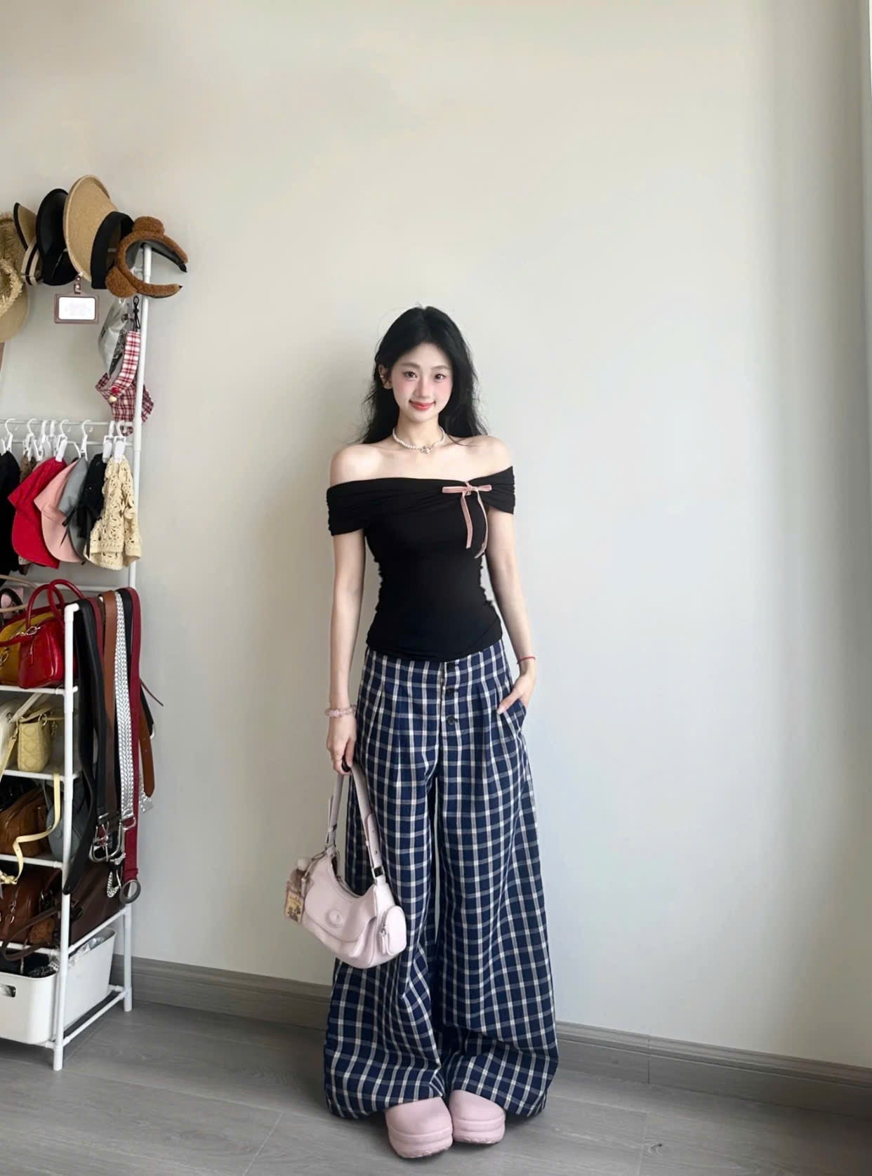 Áo trễ vai thun ôm màu đen