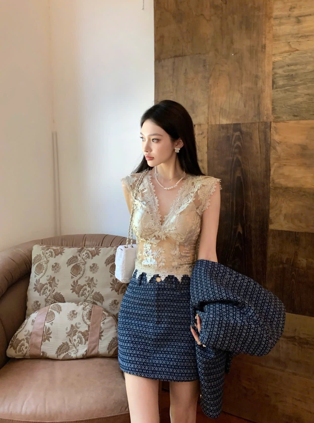 Áo ren không tay có viền vai màu vàng kem