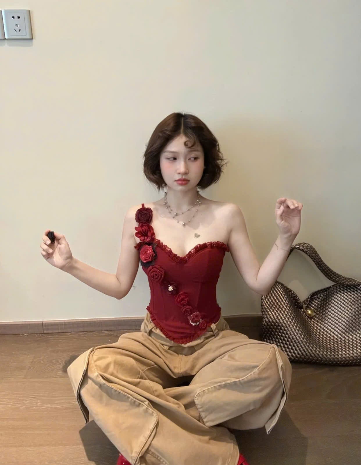 Áo corset lệch vai đính hoa chất liệu taffeta màu đỏ rượu