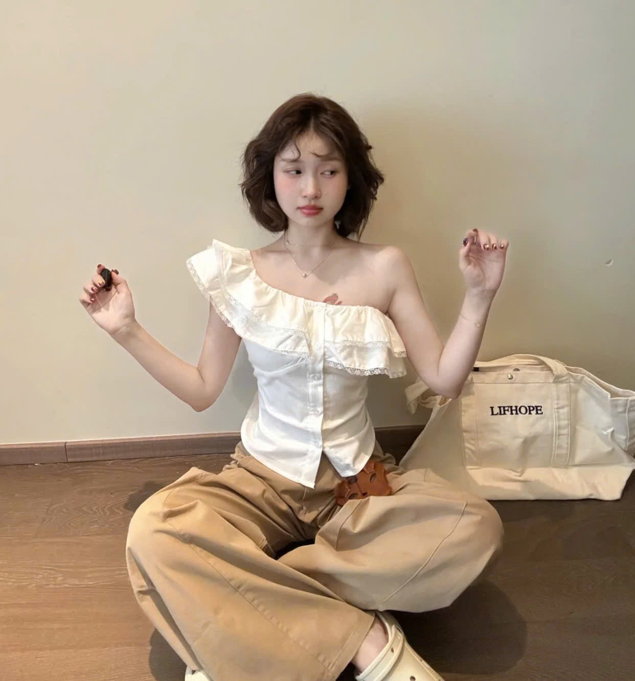 Áo lệch vai bèo nhún phối ren chất liệu poplin màu trắng