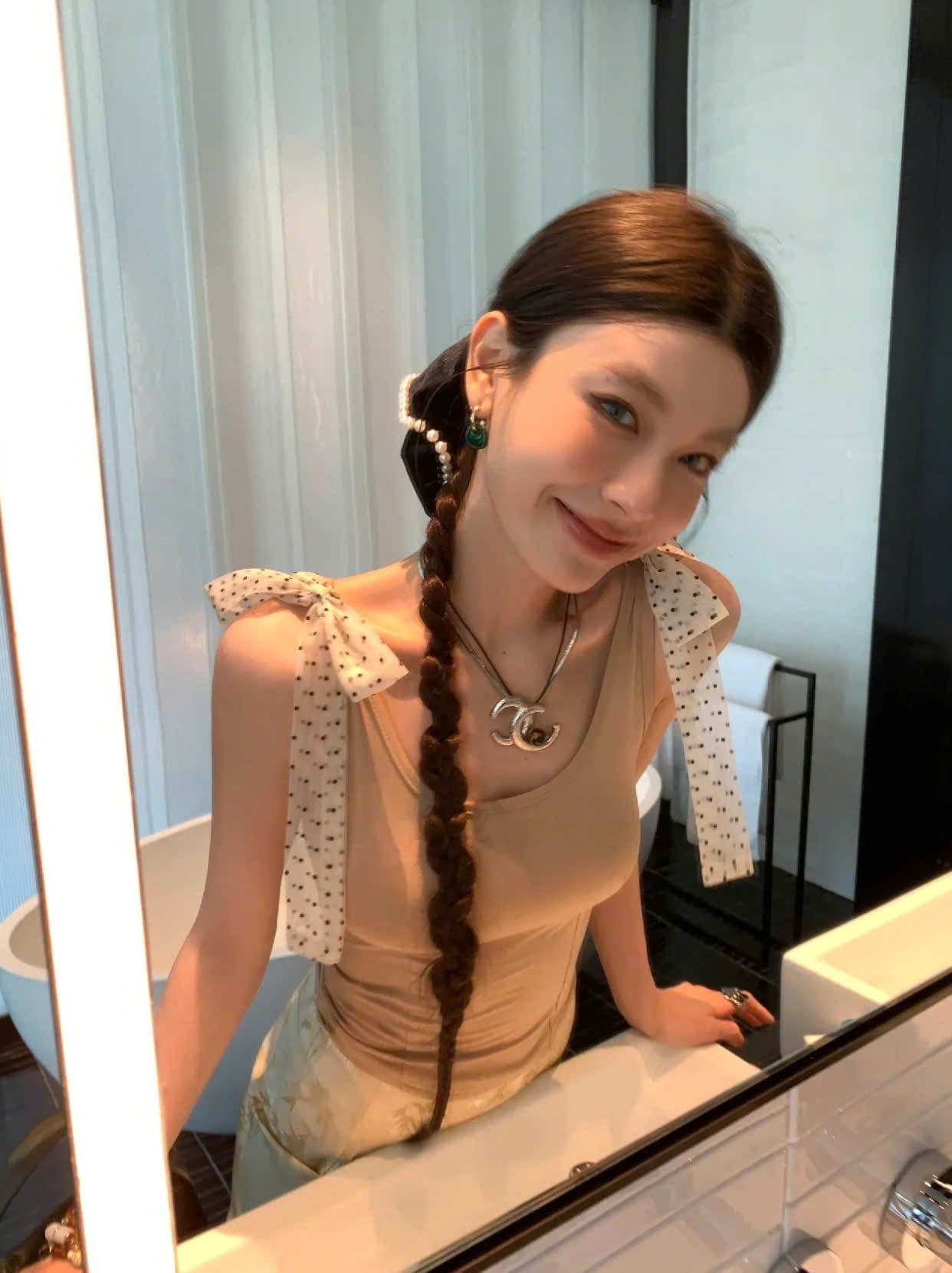 Áo hai dây nơ vai chất thun màu nude