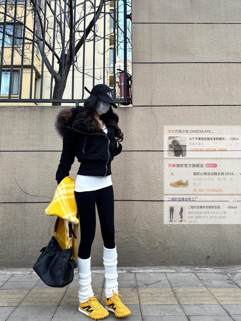 27. Áo khoác nỉ mũ lông đen + Legging đen + Sneaker vàng