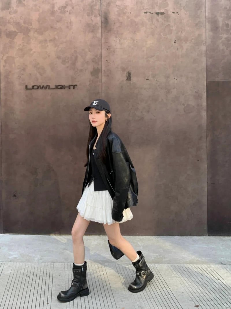 22. Áo khoác denim đen + Áo yếm xám + Chân váy xòe đen