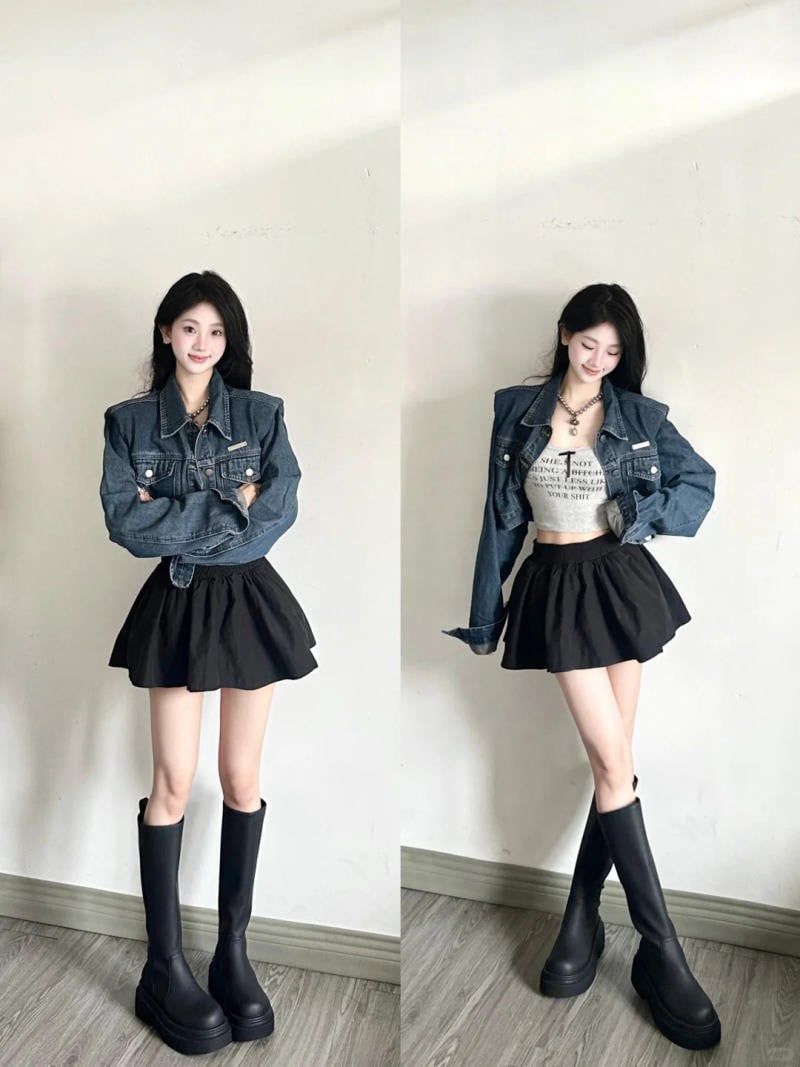 24. Áo khoác denim xanh đậm + Chân váy xếp ly đen + Boots đùi