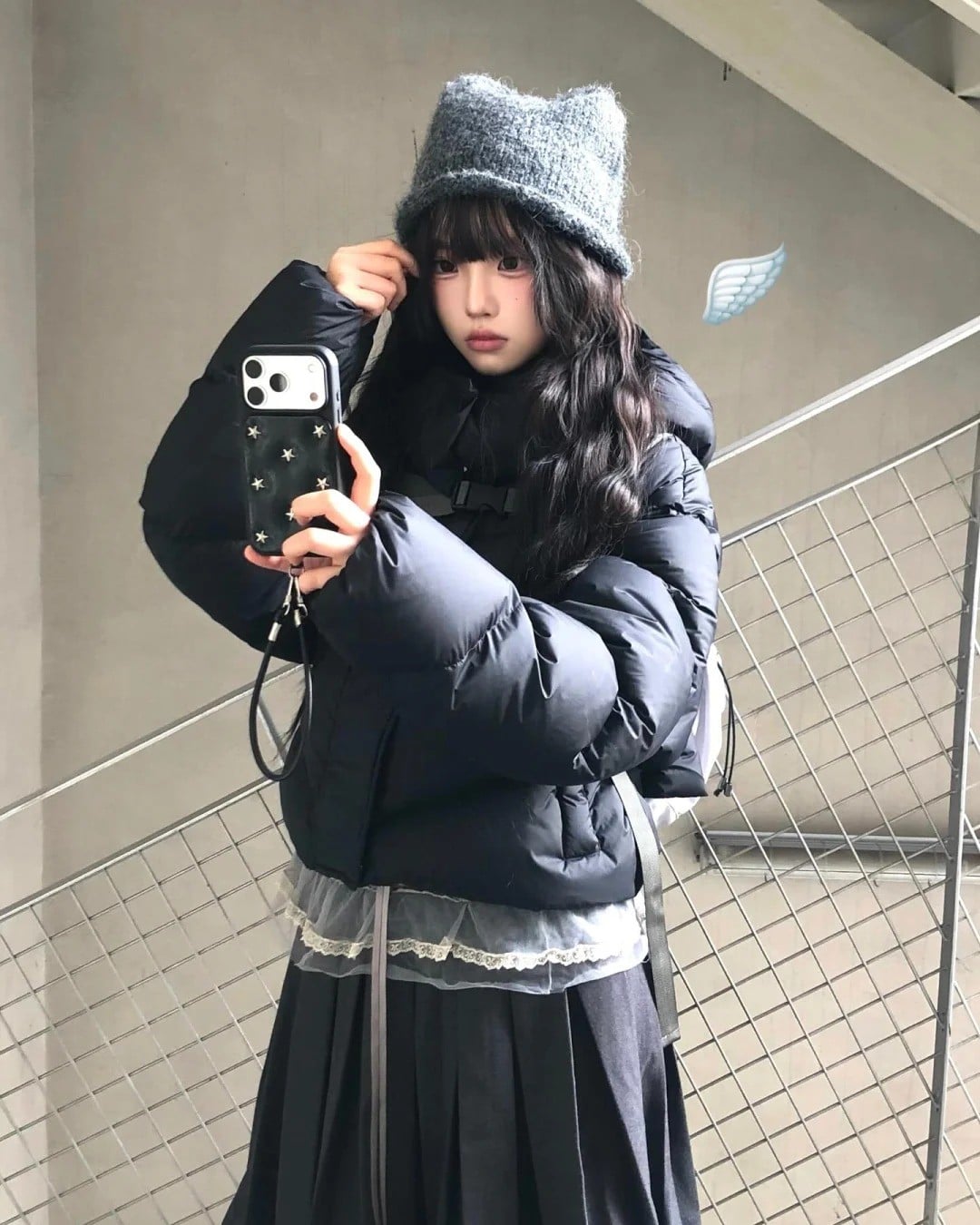 cach-phoi-do-voi-chan-vay-xoe-den